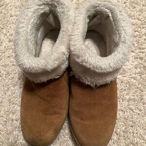 Minnetonka Tan Ankle Booties with White Fur Lining